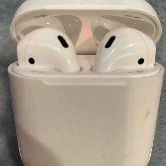 ⭐️⭐️ Apple AirPods ⭐️⭐️ - Picture 3 of 4